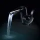 Schwarze Waschtischarmatur von Ideal Standard mit Wasserfallauslauf, der Wasser direkt in das Becken leitet. Schlichtes Design und praktische Bedienung.